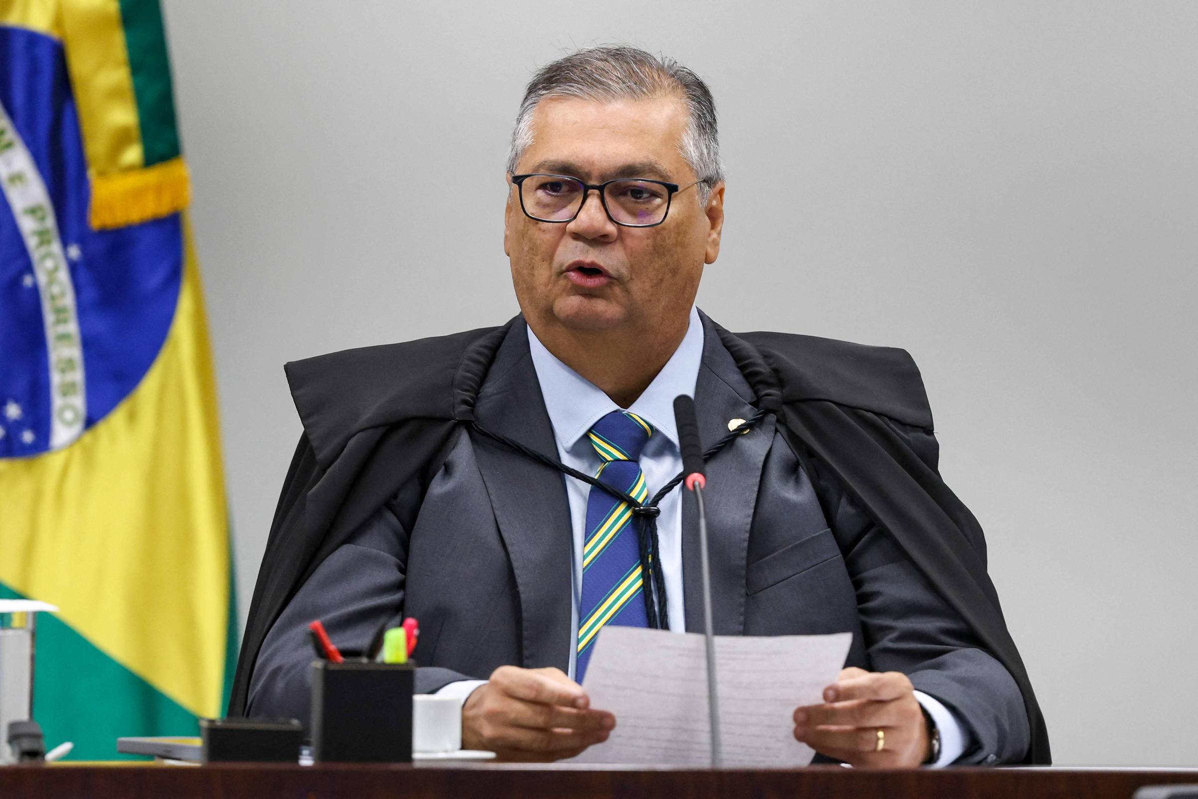 Dino usa livro com regimento do STF para reforçar argumentos em sessão da Corte
