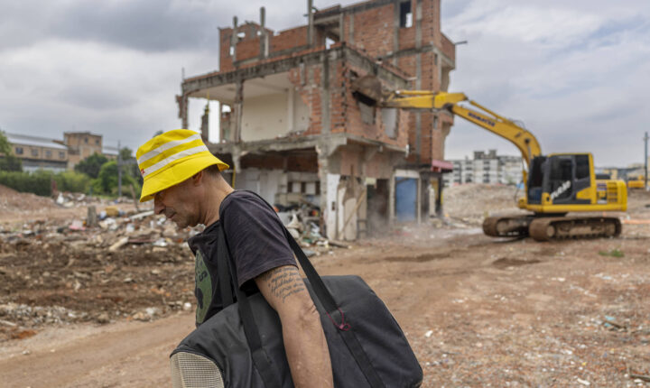 Último morador da favela do Moinho, no centro de São Paulo, deixa a comunidade após demolições