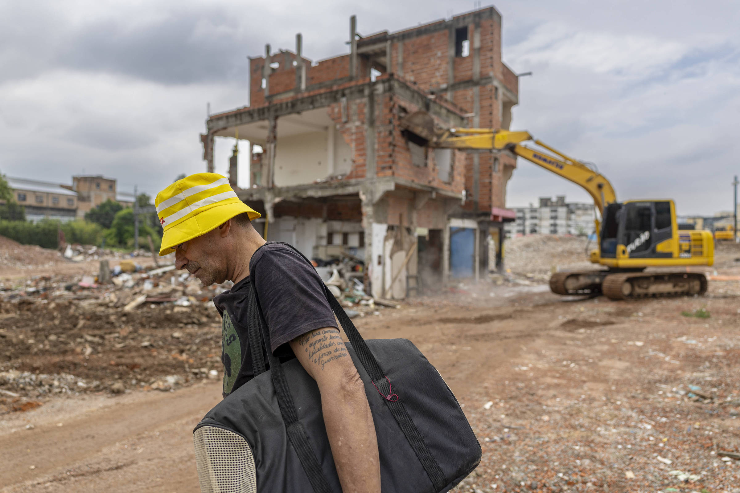 Último morador da favela do Moinho, no centro de São Paulo, deixa a comunidade após demolições