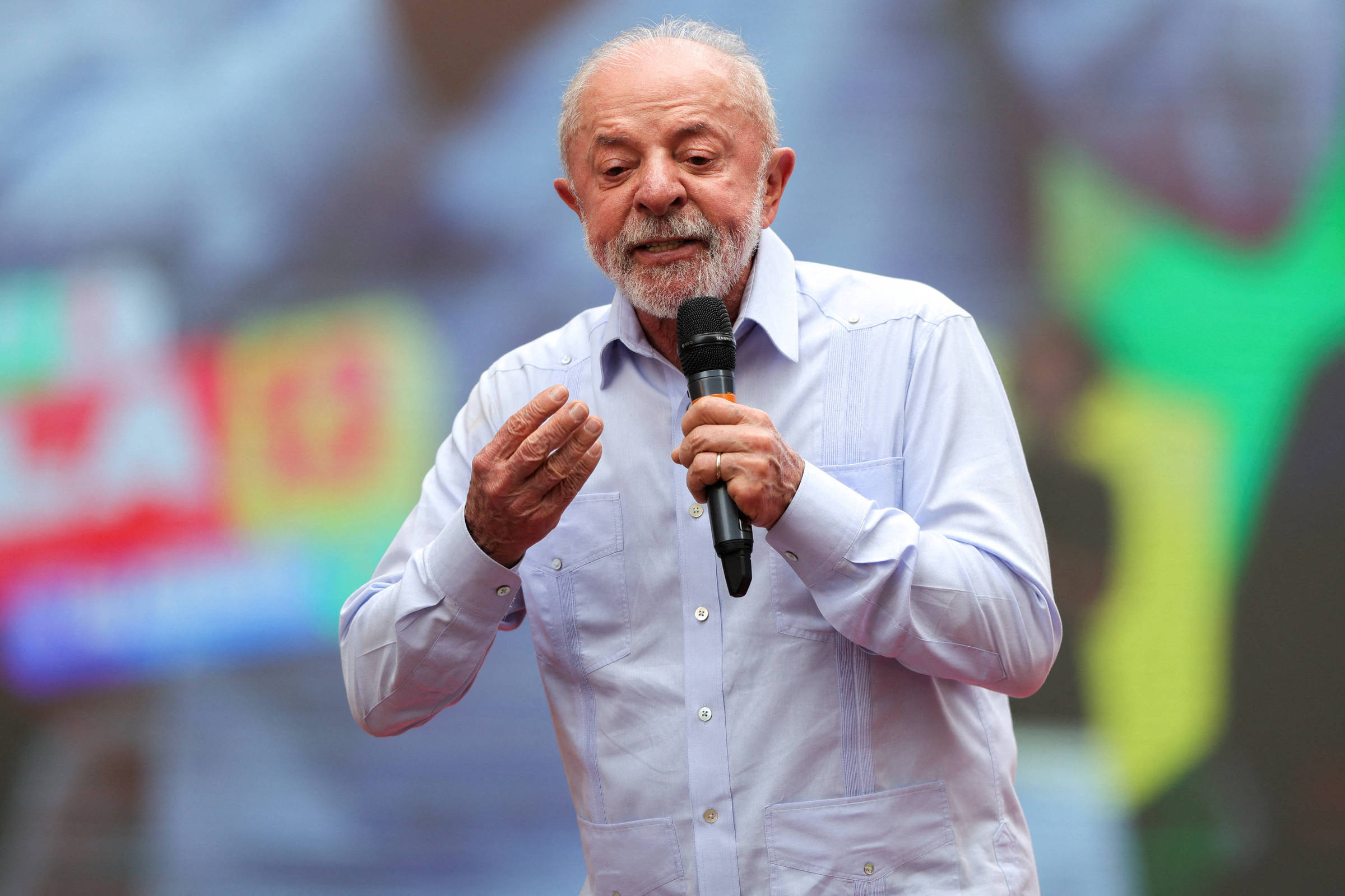 Lula busca distância de crise no STF, enquanto Flávio Bolsonaro tenta associar imagem do governo ao desgaste da corte
