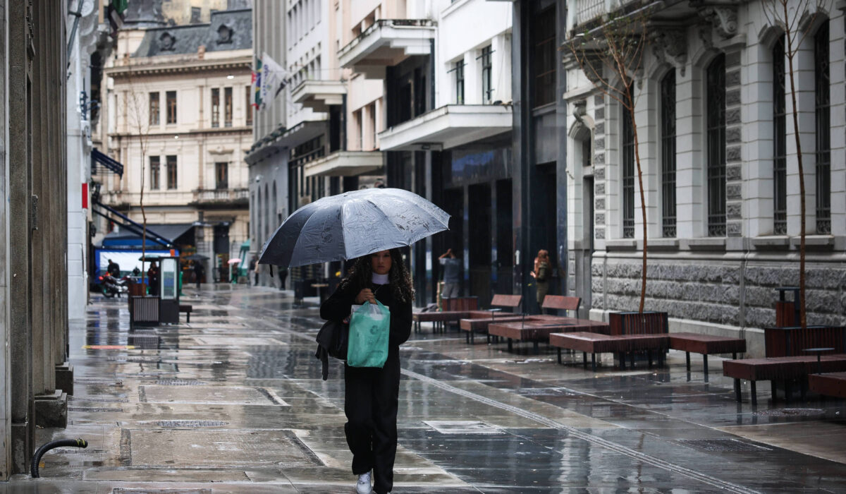 São Paulo deve ter chuva fraca e temperatura máxima de 18°C nesta quarta-feira