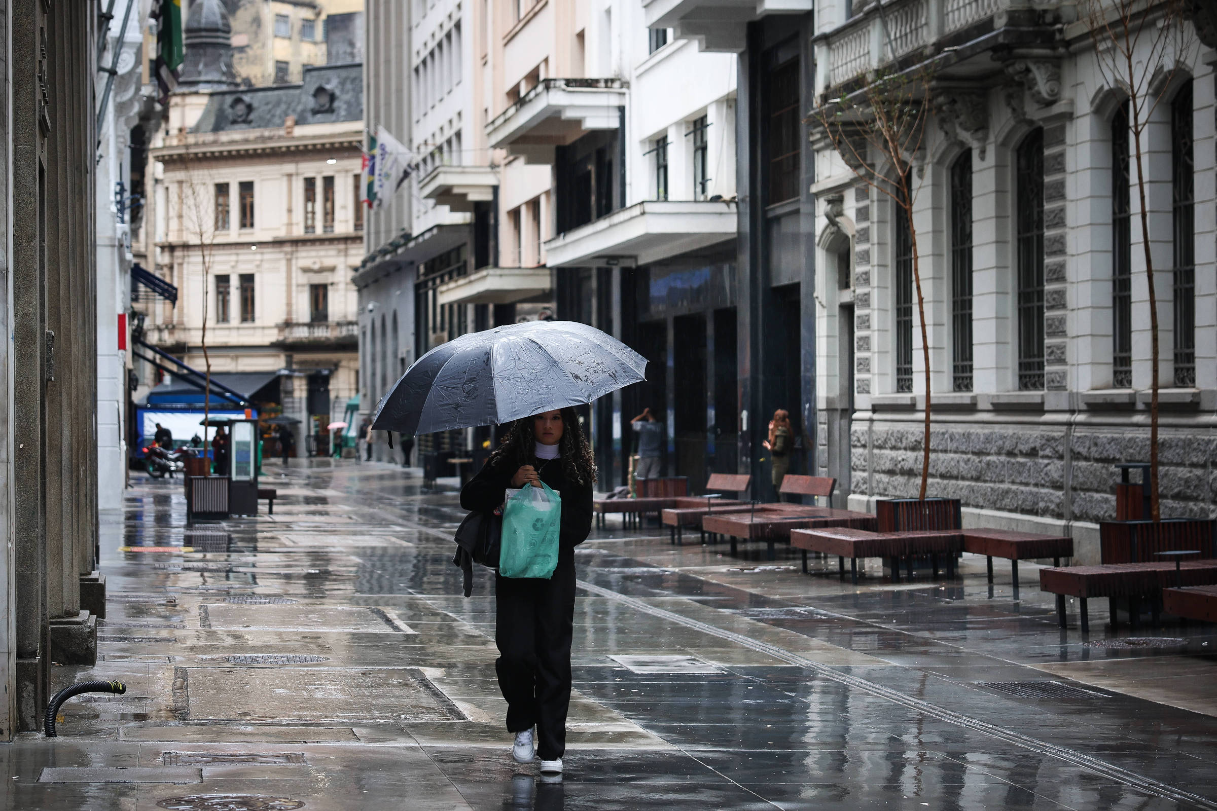 São Paulo deve ter chuva fraca e temperatura máxima de 18°C nesta quarta-feira