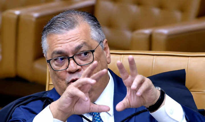 Dino lidera reação de grupo pró-Moraes, que tenta ganhar tempo e mira Fachin