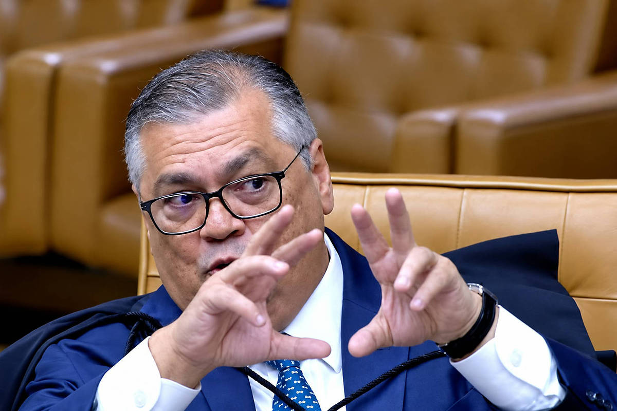 Dino lidera reação de grupo pró-Moraes, que tenta ganhar tempo e mira Fachin