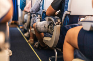 Viagens longas podem causar trombose; veja dicas de como se proteger