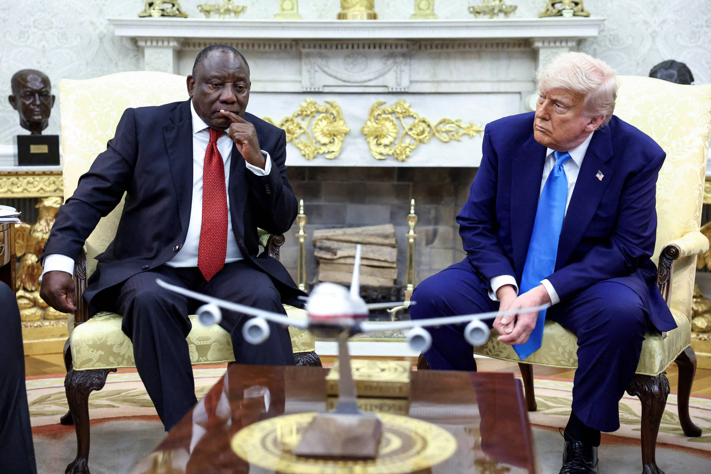 Estados Unidos impõem restrições de vistos a sul-africanos sob acusação de discriminação contra brancos
