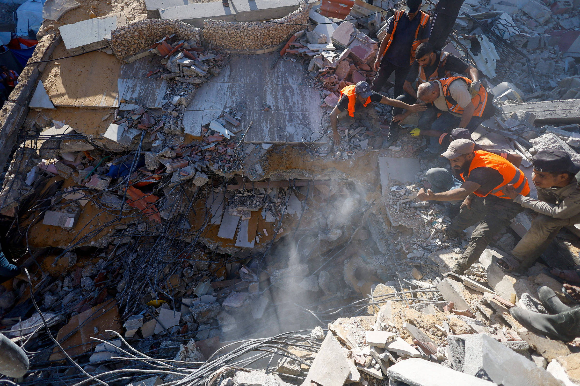 Prédio desaba em Gaza deixando ao menos 20 mortos, enquanto ministro de Israel ameaça retomar conflito