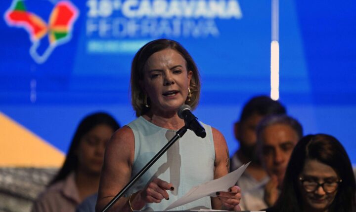 Gleisi Hoffmann aciona o TSE para derrubar publicações que questionam o voto feminino