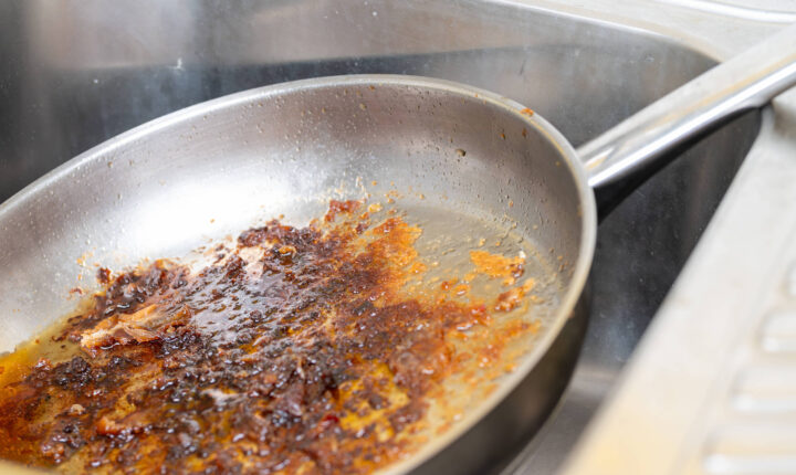 Aprenda os truques de chef para impedir que os alimentos grudem na panela