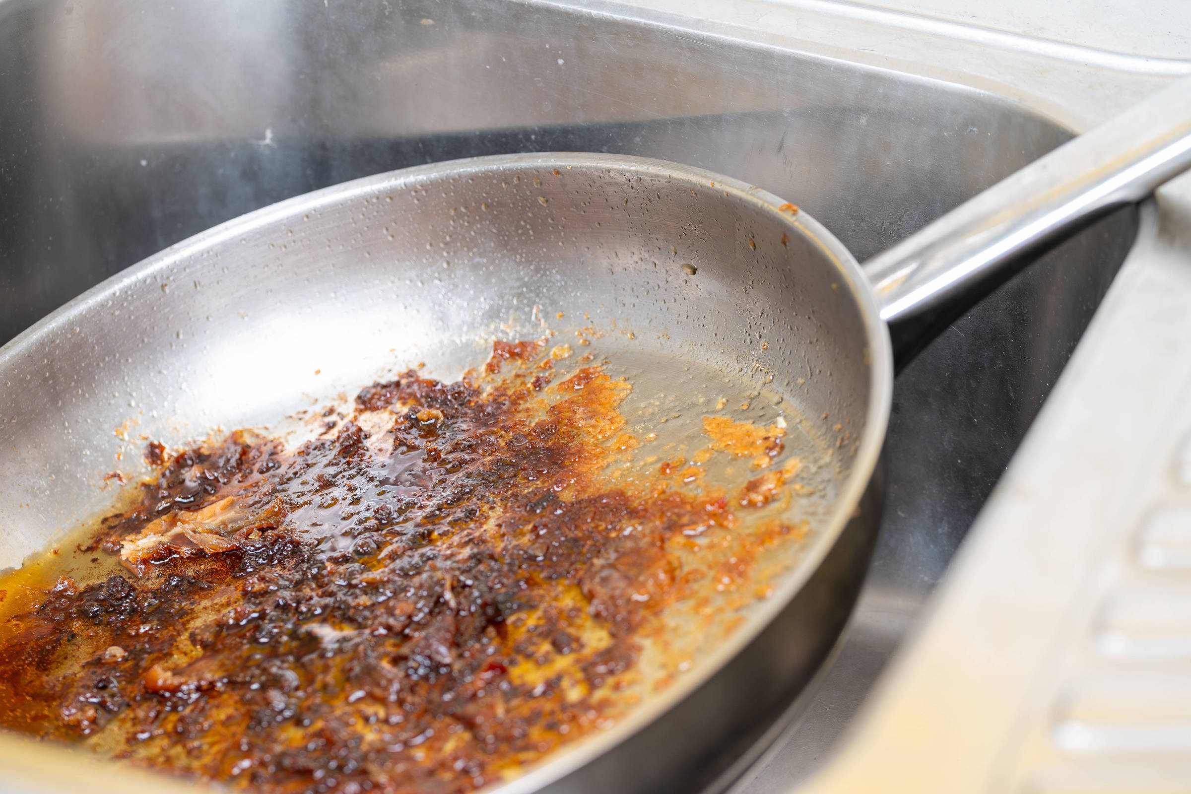 Aprenda os truques de chef para impedir que os alimentos grudem na panela