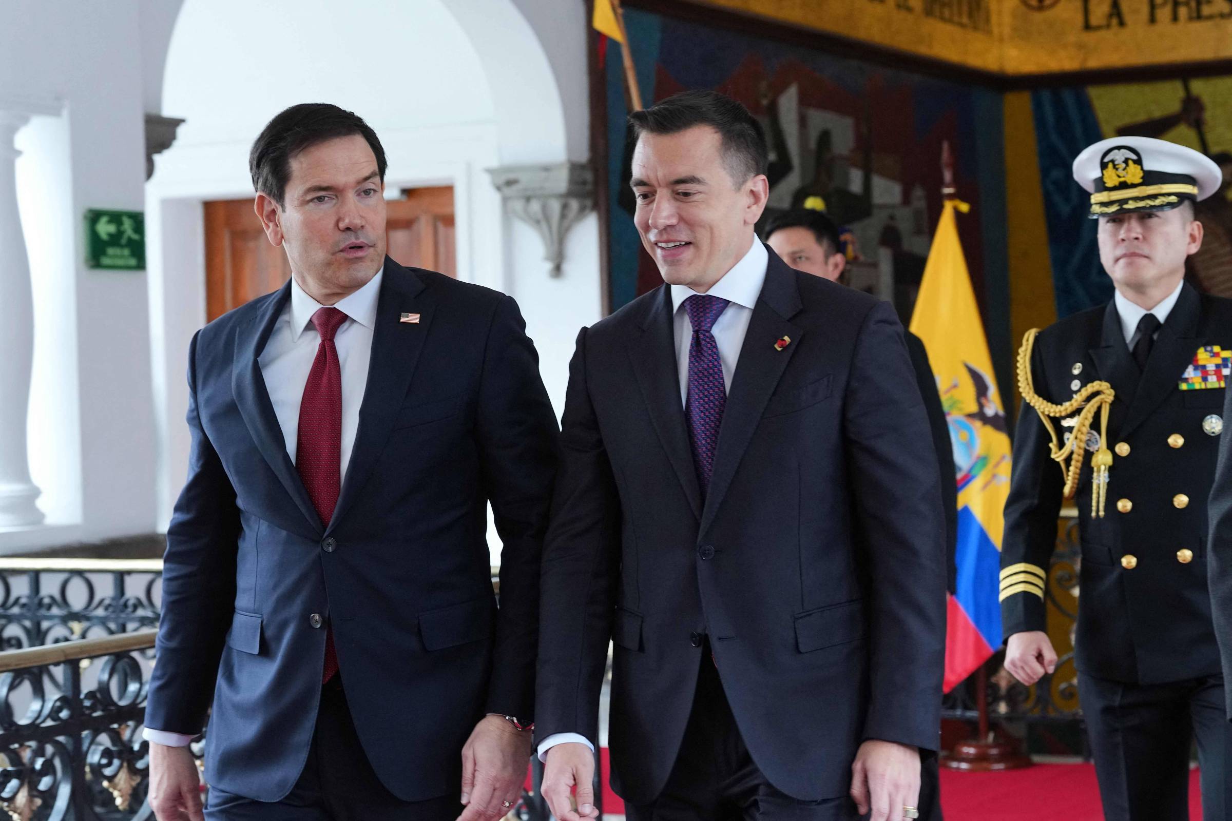 Equador decreta estado de emergência em 8 províncias devido à violência do narcotráfico