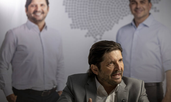 Justiça Eleitoral proíbe propaganda de André do Prado que usa imagem de Tarcísio