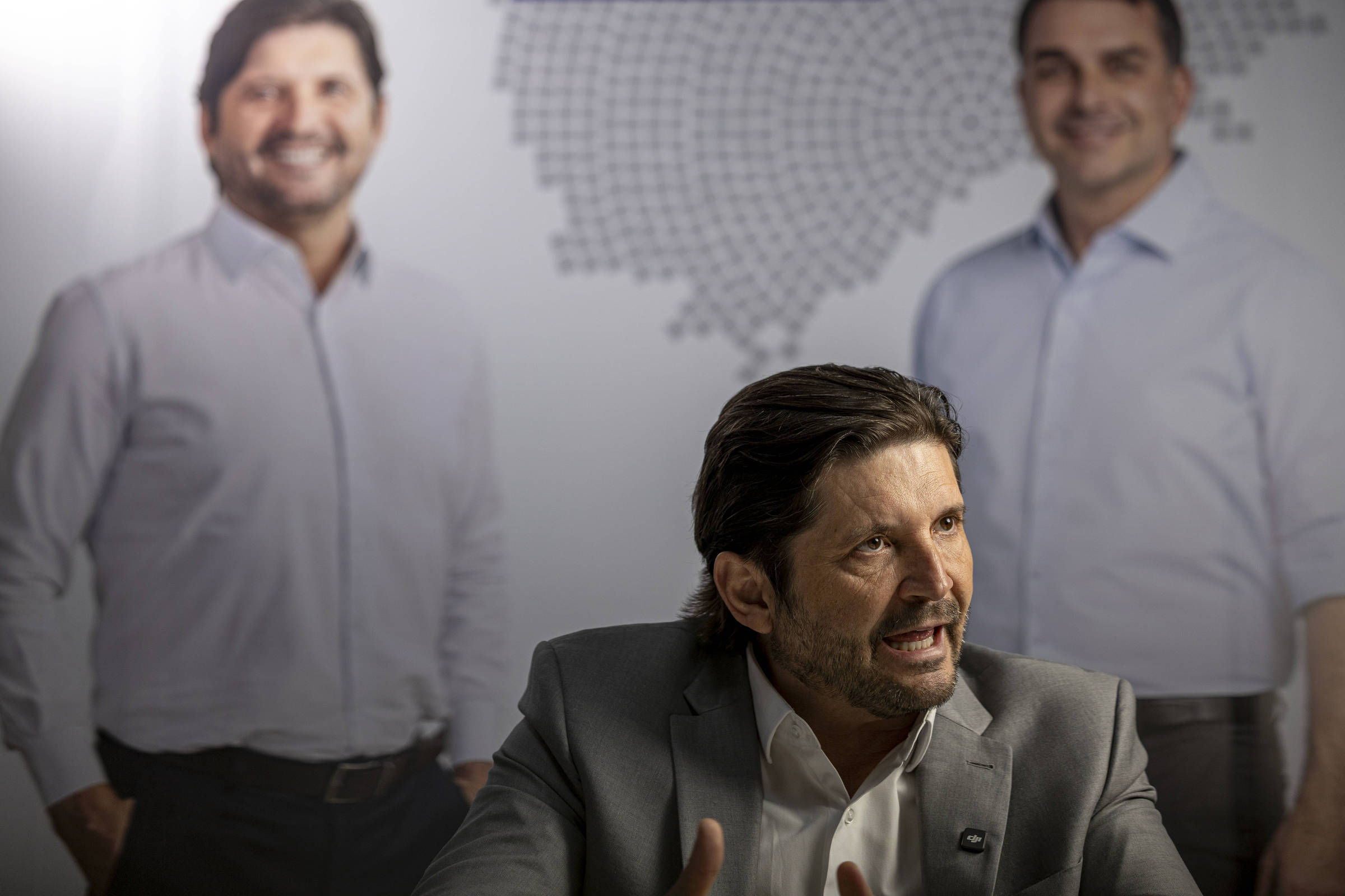 Justiça Eleitoral proíbe propaganda de André do Prado que usa imagem de Tarcísio
