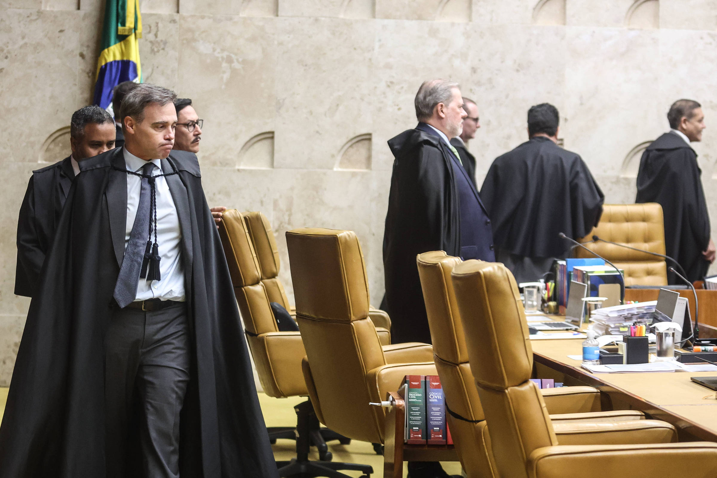 Apertemos os cintos: analistas apontam o sumiço de lideranças políticas diante da crise nacional