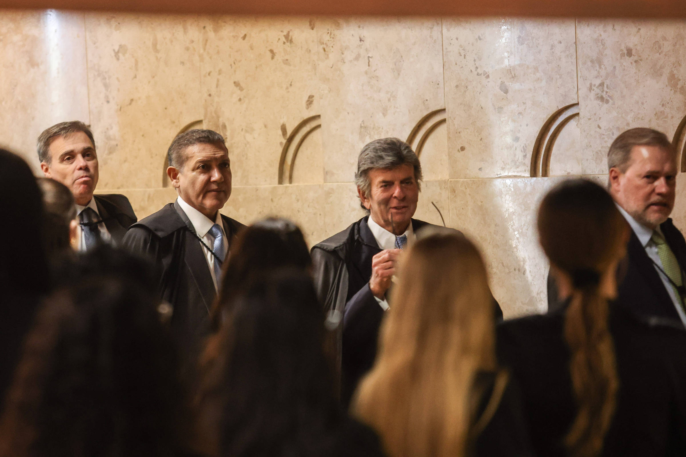 Ministros do STF desmoralizam até o data venia, aponta análise