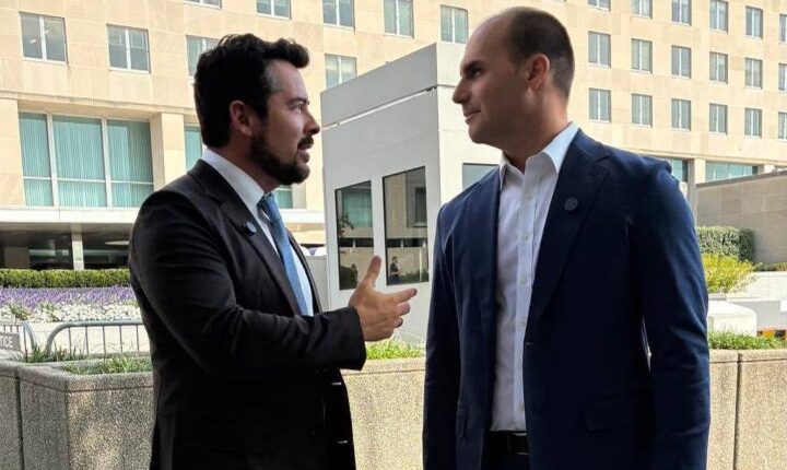 Eduardo Bolsonaro elogia exigência dos EUA e afirma se considerar dissidente político