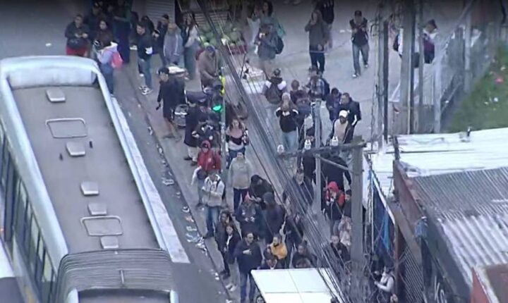 Protesto interrompe parcialmente circulação de trens na linha 12-safira em SP