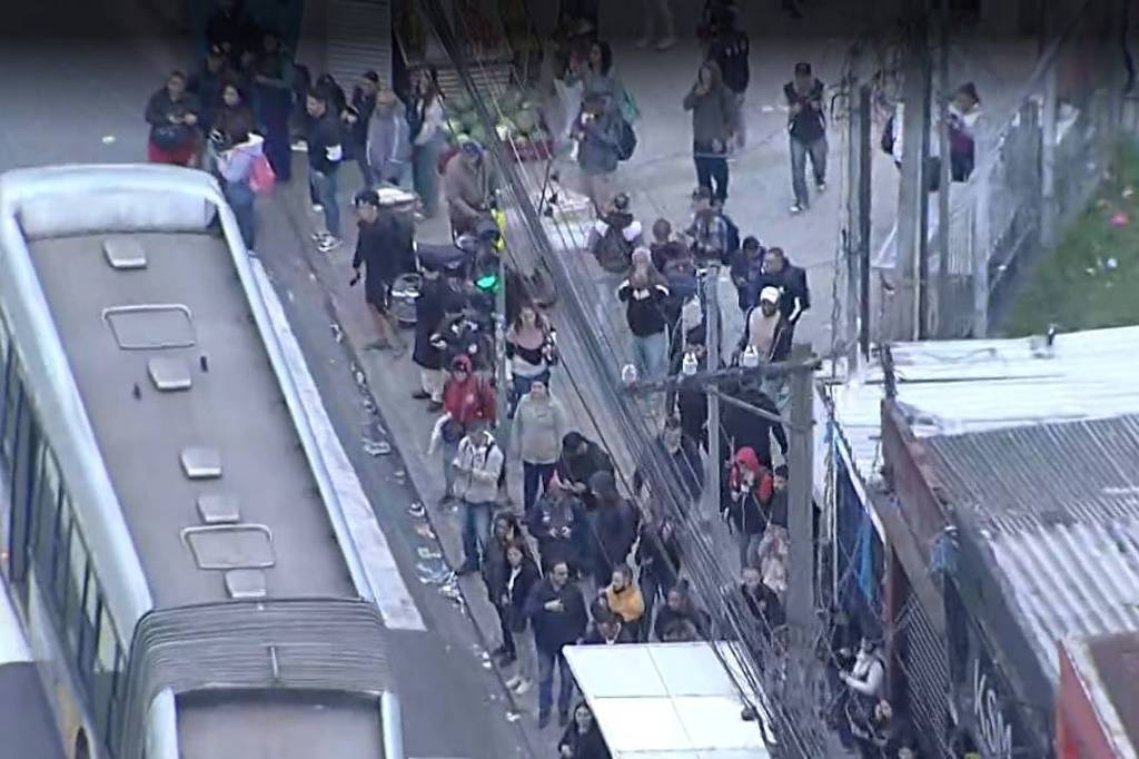 Protesto interrompe parcialmente circulação de trens na linha 12-safira em SP