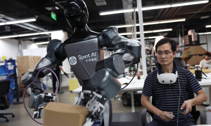 Cérebros robóticos devem avançar, mas só devem chegar às casas em 2034, prevê startup chinesa