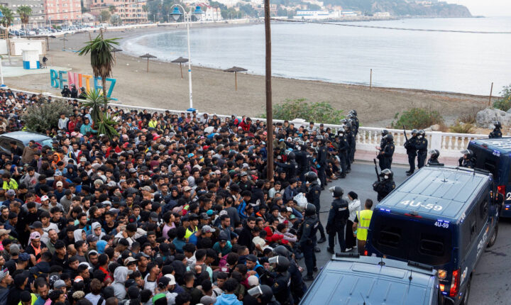 Polícia da Espanha inicia transferência de imigrantes de praia para o porto de Ceuta