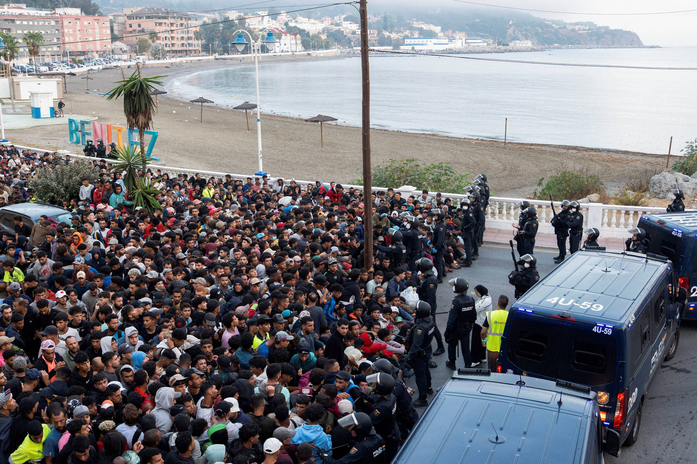 Polícia da Espanha inicia transferência de imigrantes de praia para o porto de Ceuta