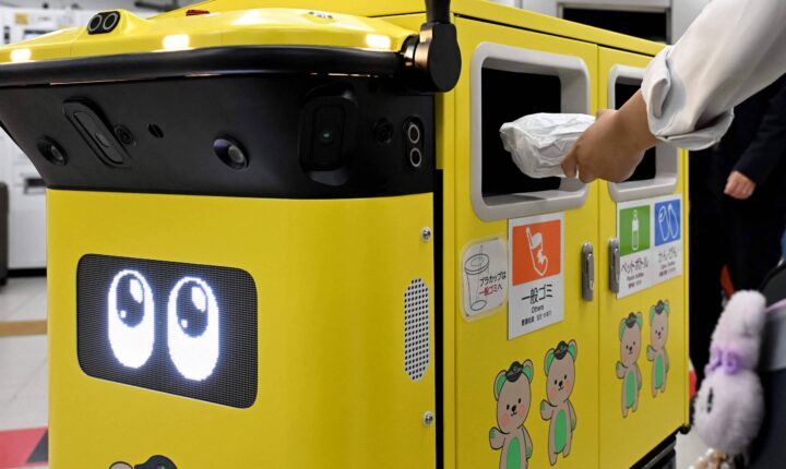 Tóquio testa robôs coletores de lixo na estação de trem mais movimentada do mundo