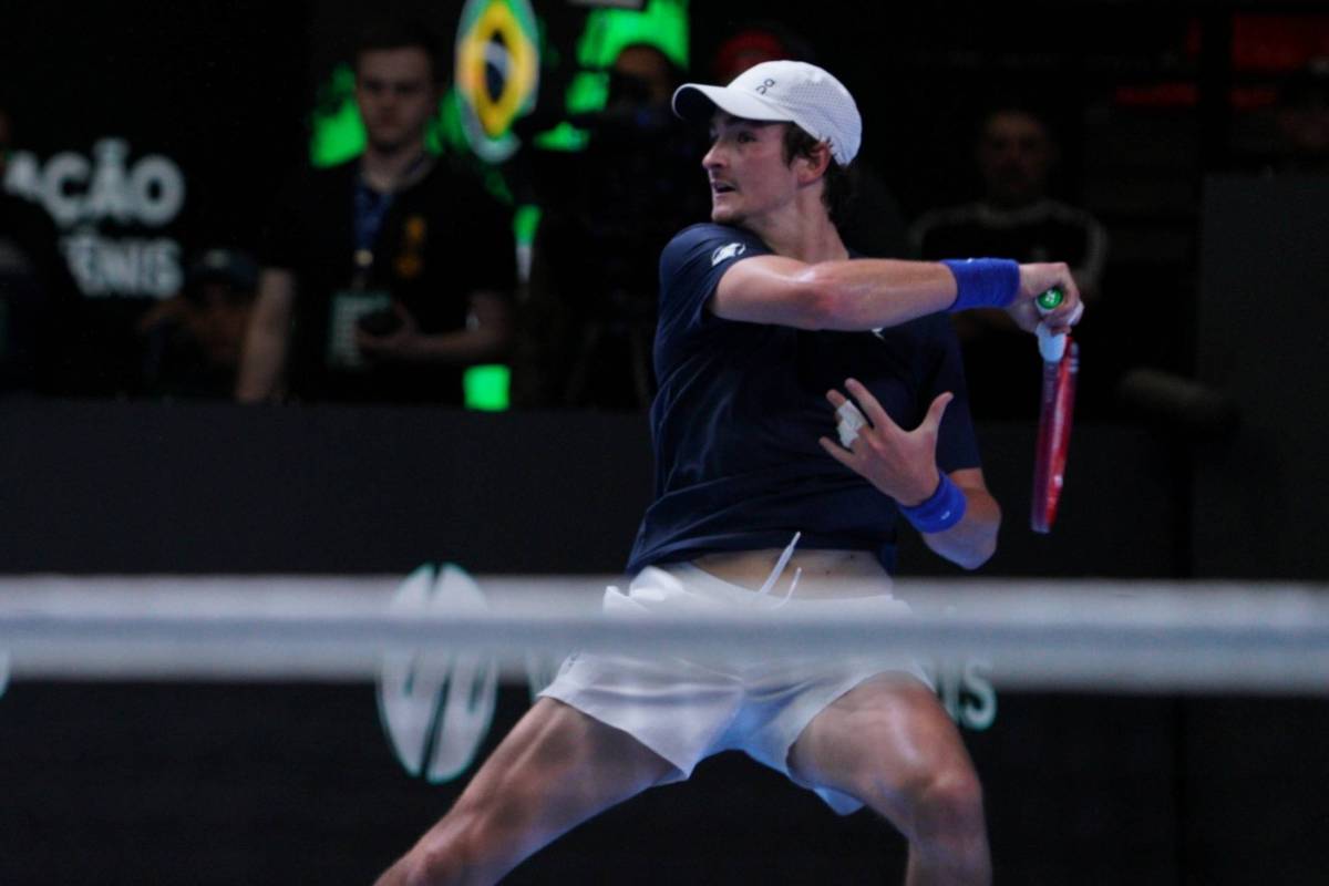 João Fonseca vence suíço de virada e coloca o Brasil na frente na Copa Davis