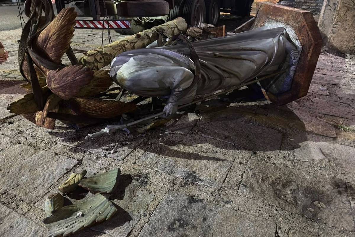 Estátua da Sagrada Família cai durante retirada de prédio histórico em Fortaleza