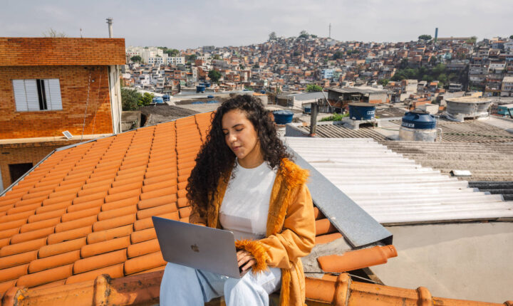 Melhora do nível educacional e recuperação do mercado elevam renda e emprego entre jovens