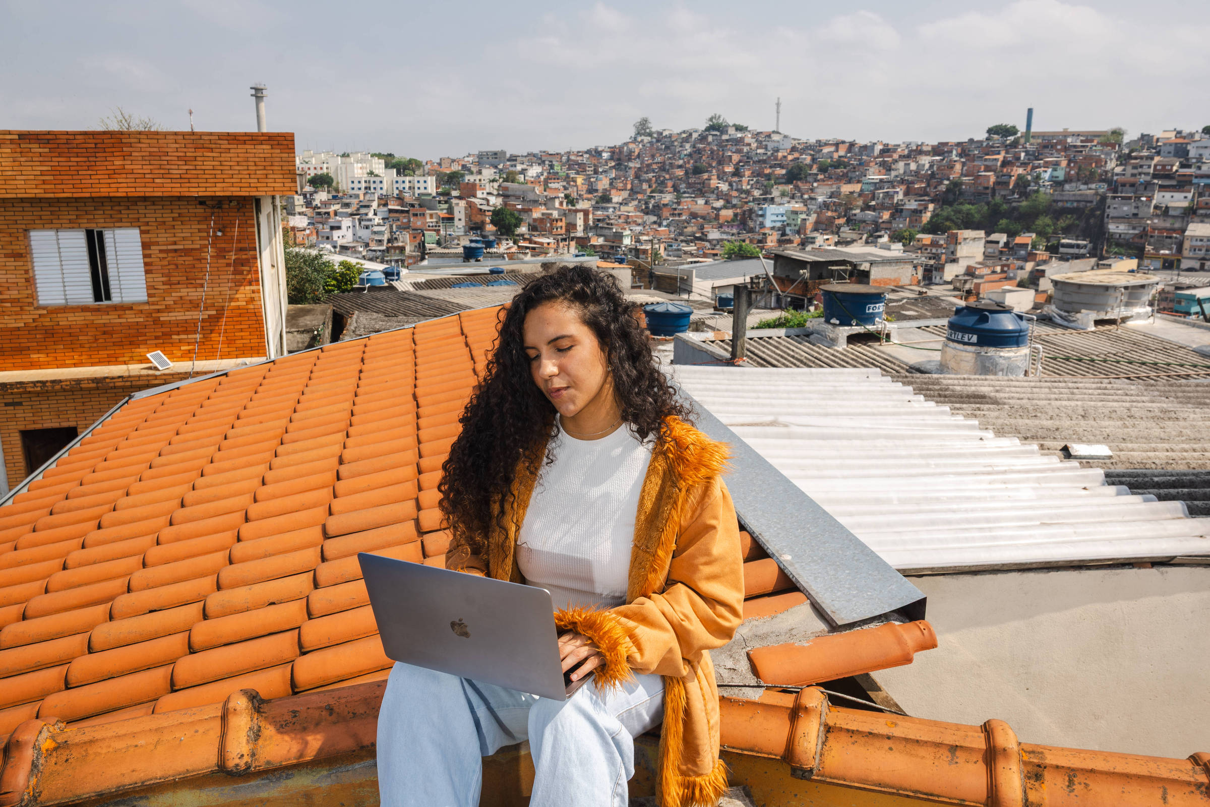 Melhora do nível educacional e recuperação do mercado elevam renda e emprego entre jovens