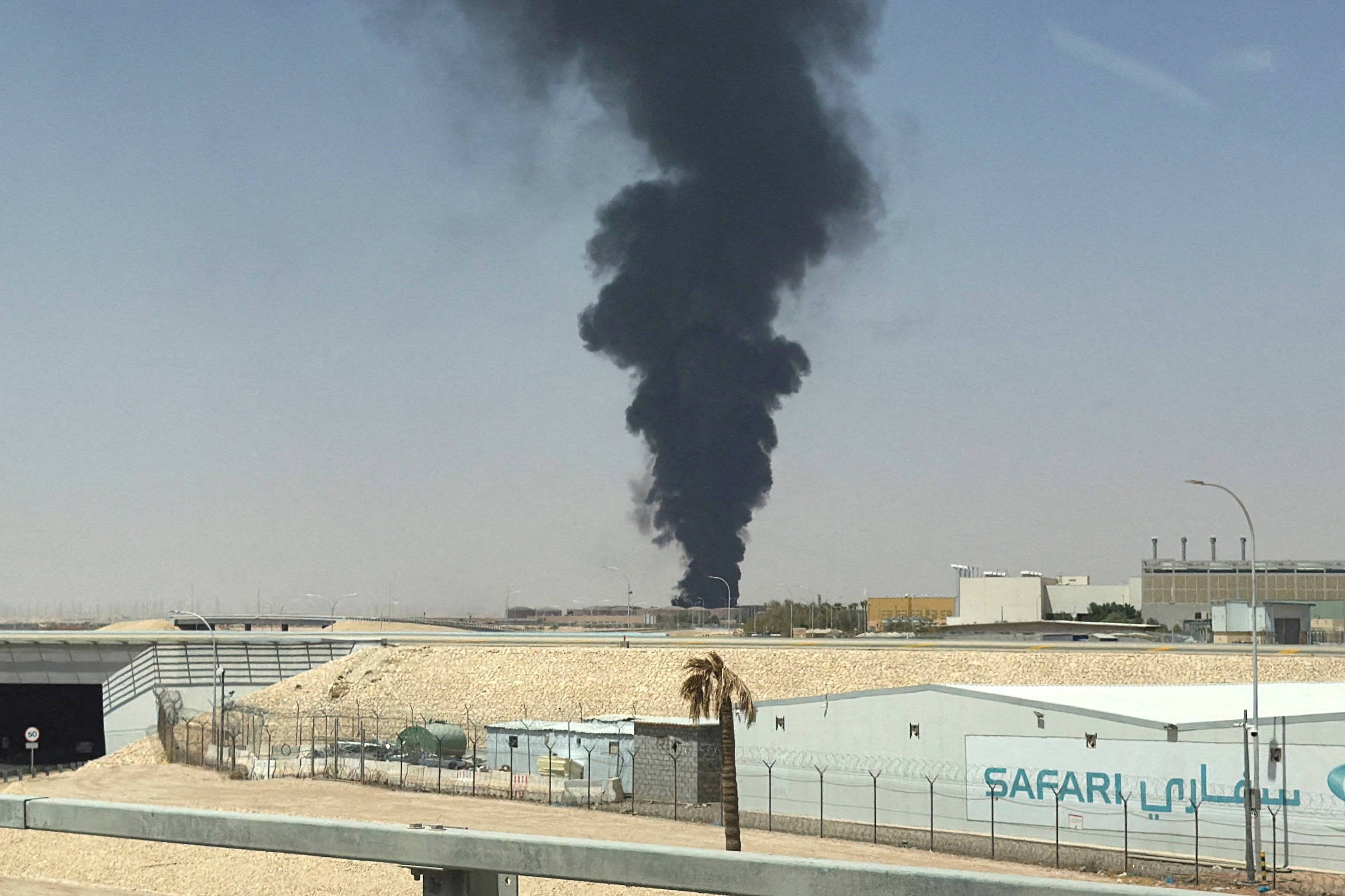 Fumaça é avistada em aeroporto da Arábia Saudita em meio a alertas de ataques