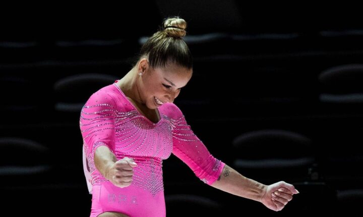 Flávia Saraiva conquista medalha de ouro nas barras assimétricas na Copa do Mundo