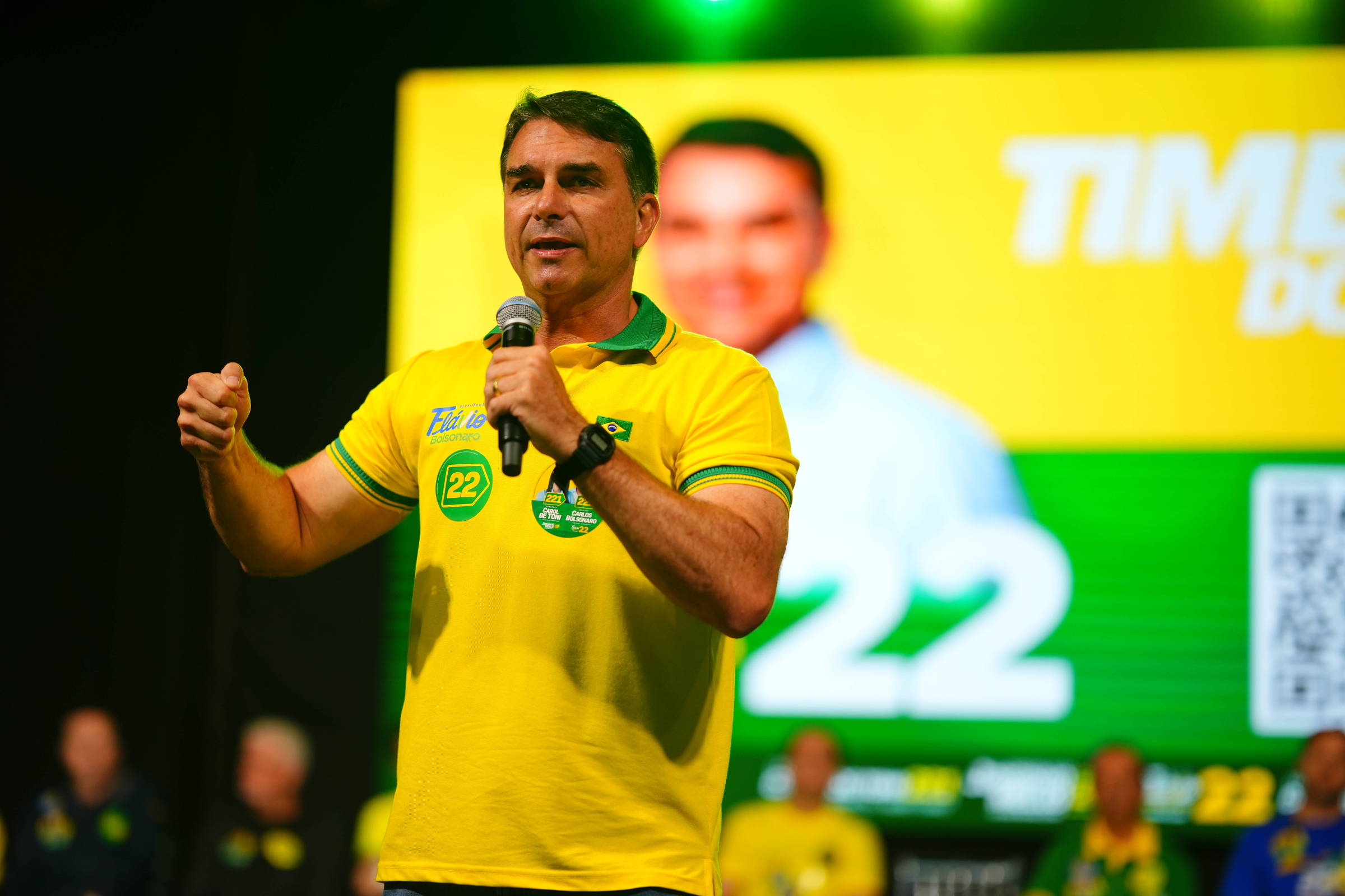 Flávio Bolsonaro diz que Lula tenta comprar os pobres e aumentou Bolsa Família por desespero