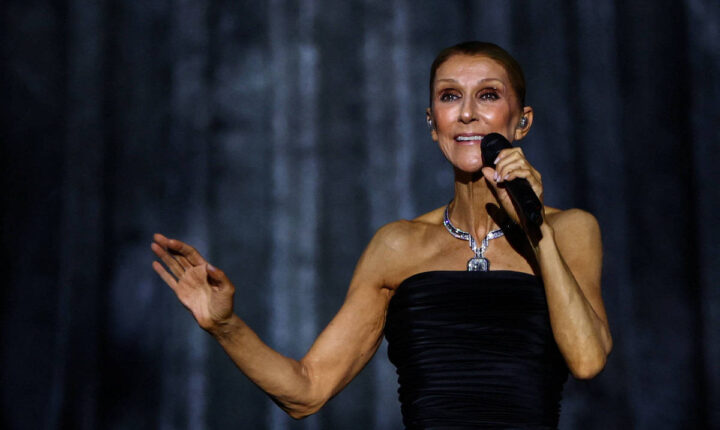 Céline Dion surpreende fãs ao subir descalça em carro e cantar em Paris
