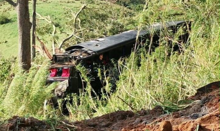 Ônibus cai em ribanceira e deixa cinco mortos em Cruzeiro (SP)