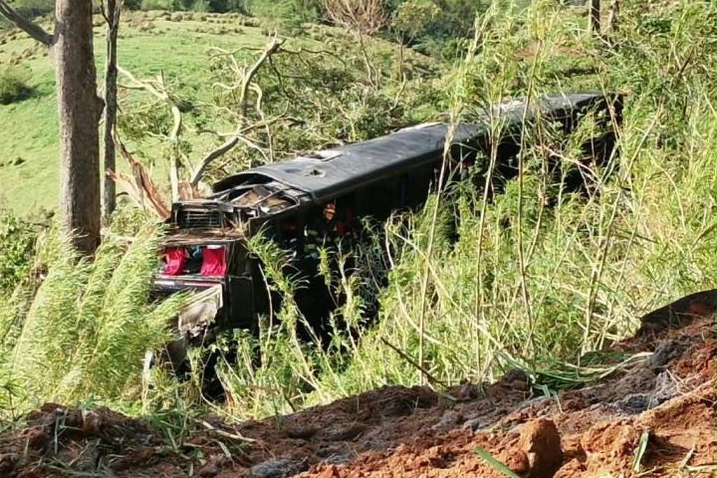 Ônibus cai em ribanceira e deixa cinco mortos em Cruzeiro (SP)