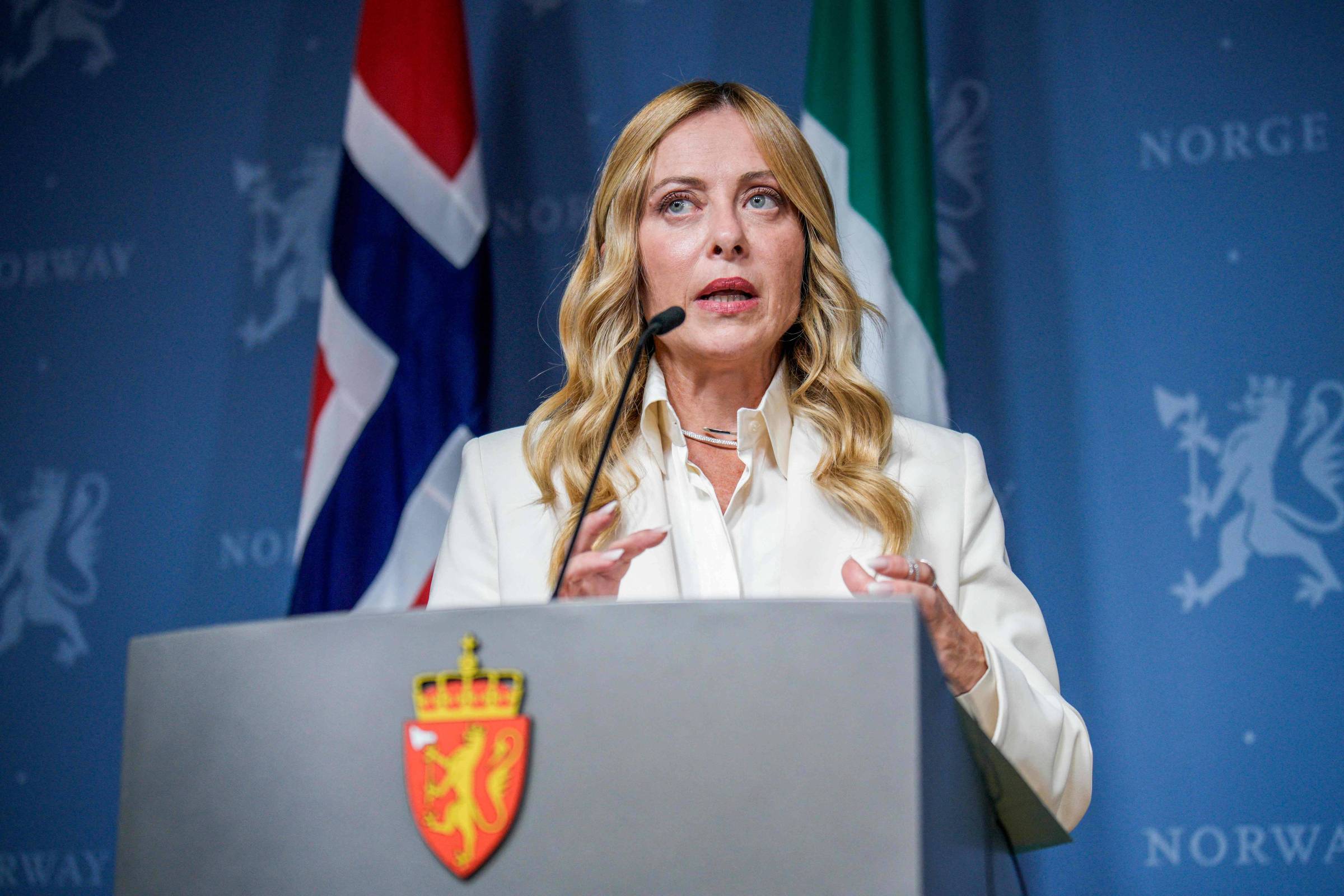 Giorgia Meloni anuncia proibição de véus em escolas e limite para alunos estrangeiros na Itália