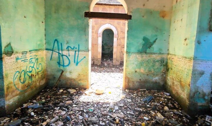 Cheia do rio Tietê arrasta lixo para parque e prédio de usina histórica em Salto (SP)