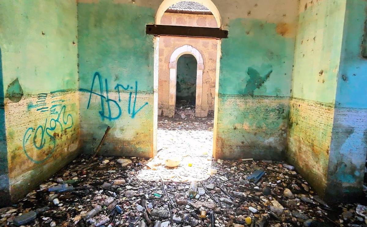 Cheia do rio Tietê arrasta lixo para parque e prédio de usina histórica em Salto (SP)