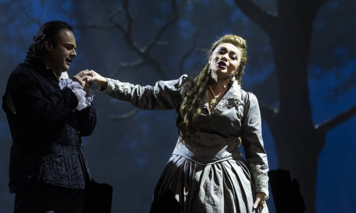 Caetano Vilela honra ópera ‘Don Carlo’ com luzes e vozes soberbas