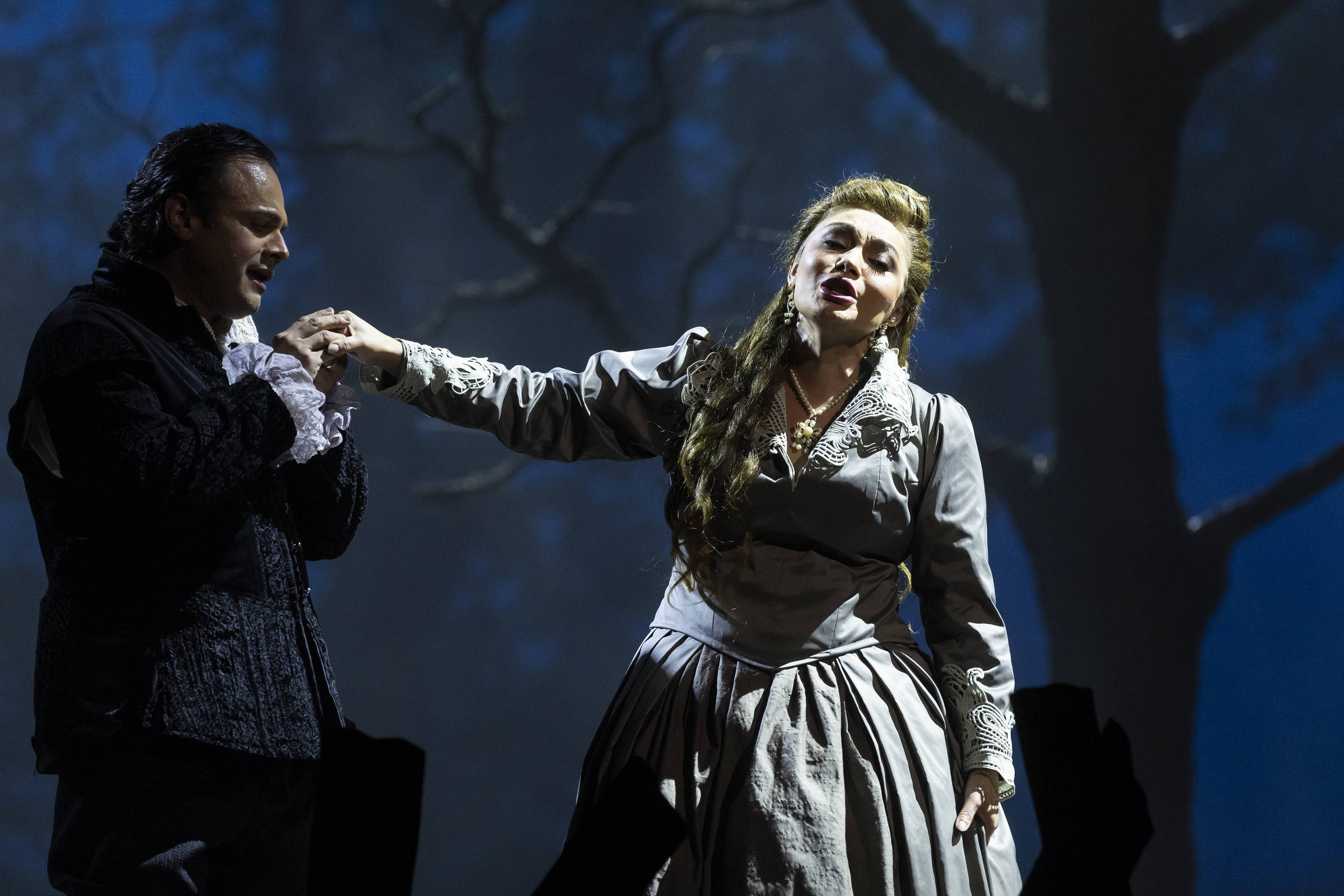 Caetano Vilela honra ópera ‘Don Carlo’ com luzes e vozes soberbas