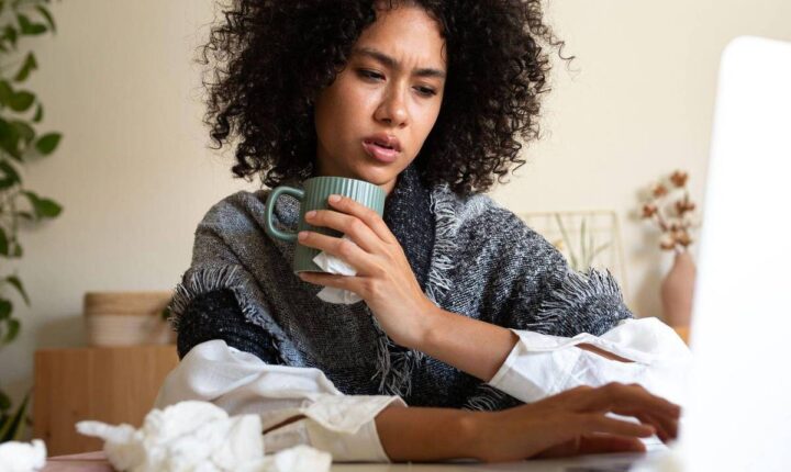 Você sente culpa ao avisar no trabalho que está doente? Entenda o porquê