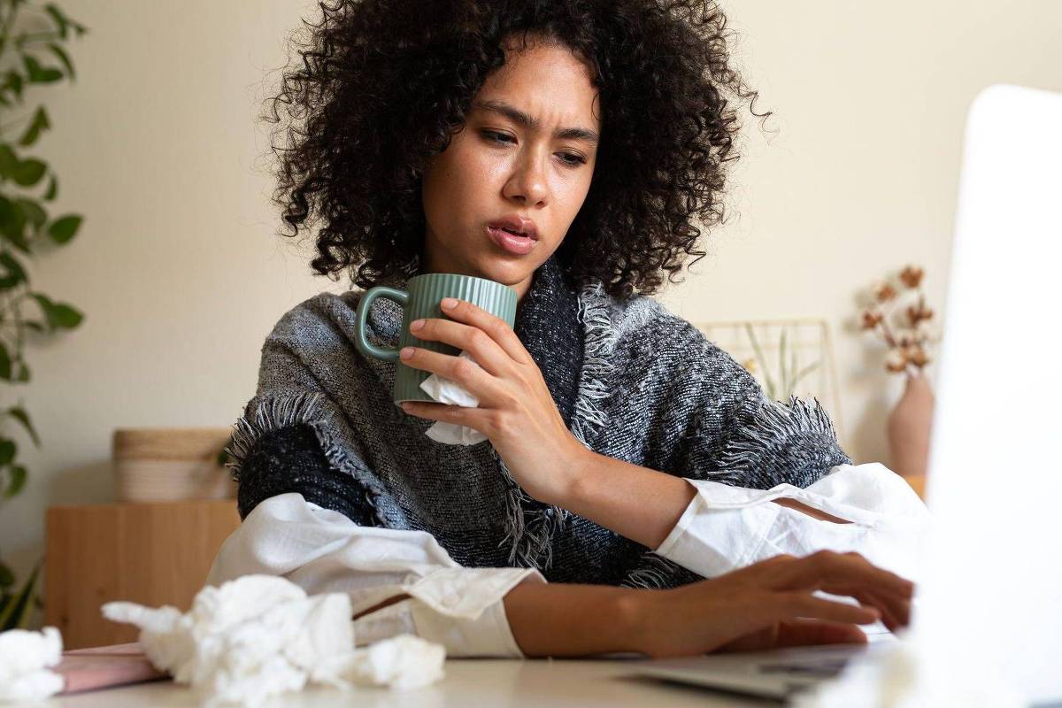 Você sente culpa ao avisar no trabalho que está doente? Entenda o porquê