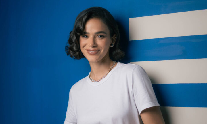 Irmãs Marquezine e Mônica Martelli prestigiam abertura de exposição da Hering em São Paulo
