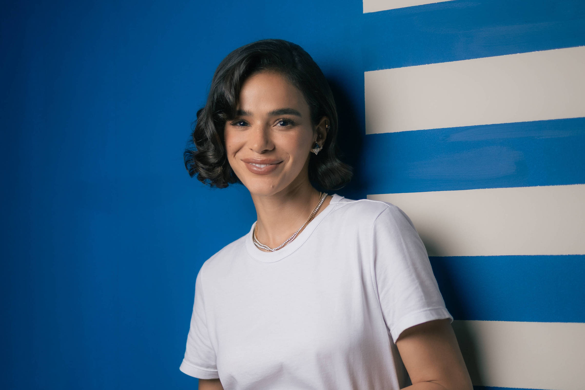 Irmãs Marquezine e Mônica Martelli prestigiam abertura de exposição da Hering em São Paulo