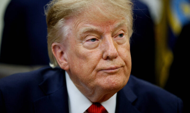 Aprovação de Donald Trump cai a 32% e volta a atingir mínima histórica nos EUA
