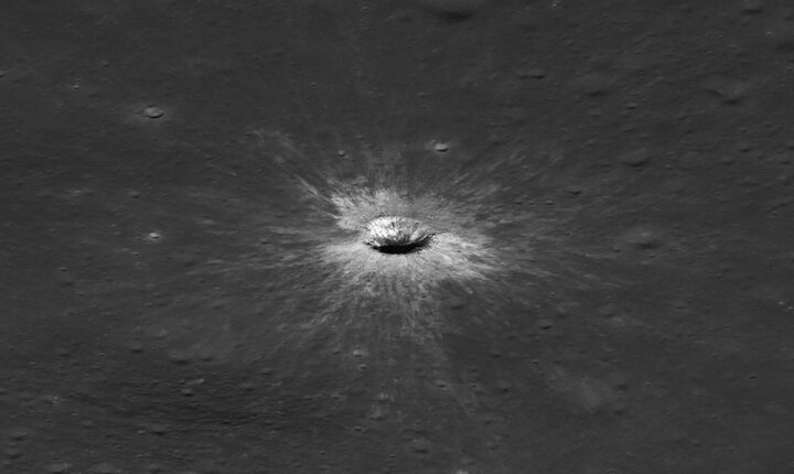 Nova e gigantesca cratera formada por meteoro em 2024 é descoberta na Lua
