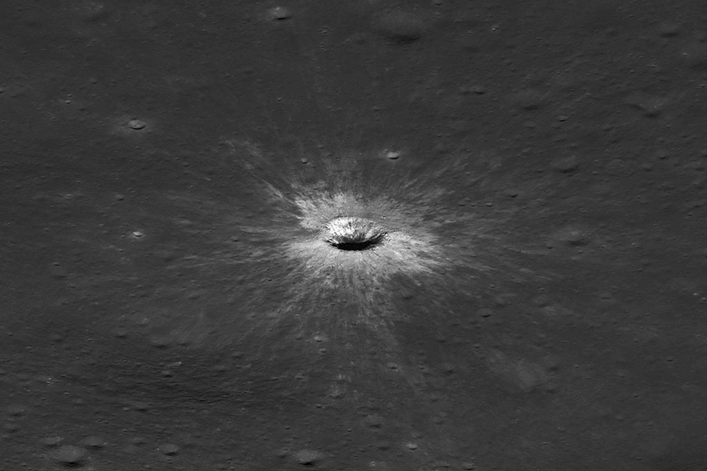Nova e gigantesca cratera formada por meteoro em 2024 é descoberta na Lua