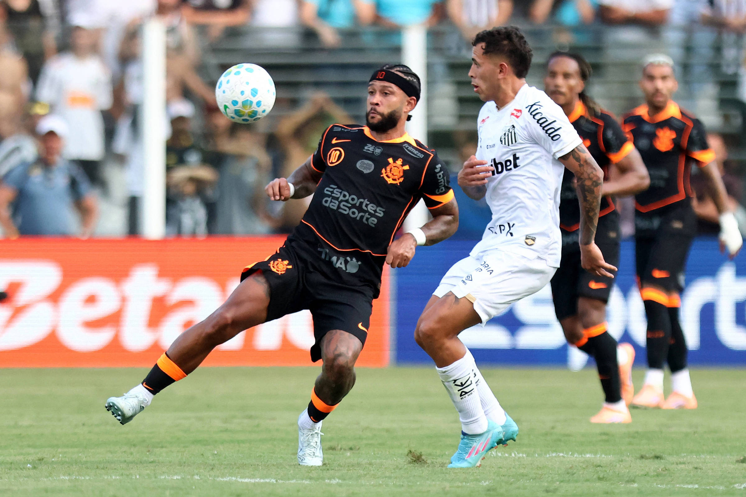 Quase metade dos clubes do Brasileirão estoura cota de estrangeiros para 2027
