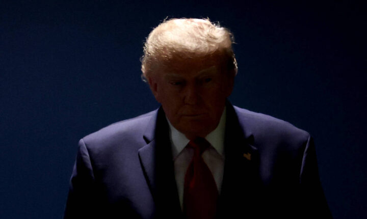 Trump só quer michês, serviçais e escroques, aponta colunista